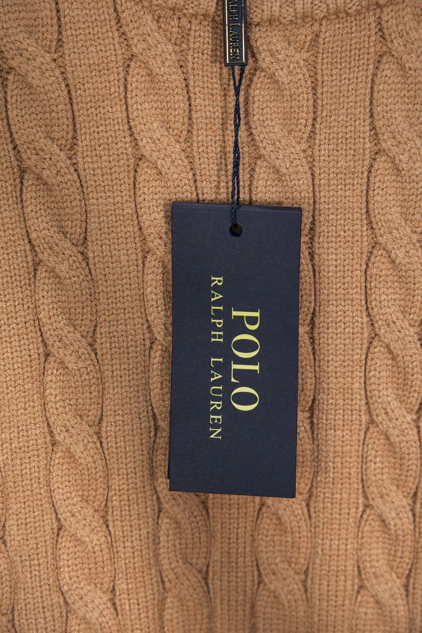 P210 model number: Y195 Ralph Lauren men's round neck sweater men's hemp flower original collar sweater. The version is really good-looking. It can be worn alone or as a jacket to be worn inside or outside. The upper body shows personal fashion charm. Four colors are available. The same style for men and women. A must-see item for new summer products. Tag, hanging grain, washed, packaging bag, full set of accessories. Very good appearance, super exquisite workmanship. Size: S-XL